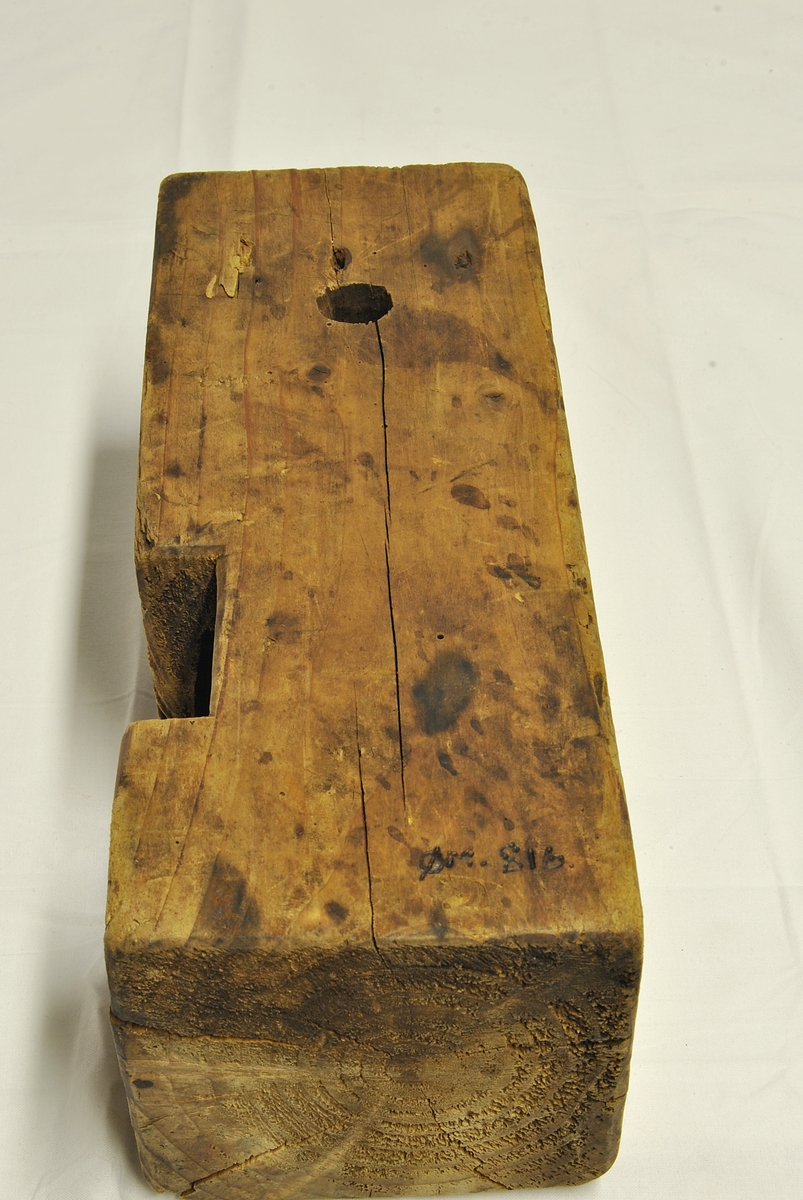 Form: tilnærma rektangulær, og en sylindrisk del