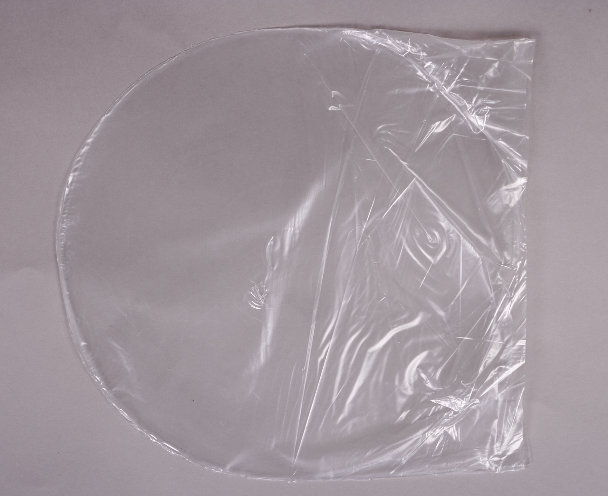 Grammofonplate i svart vinyl og plateomslag i papp. Plata ligger i en plastlomme.