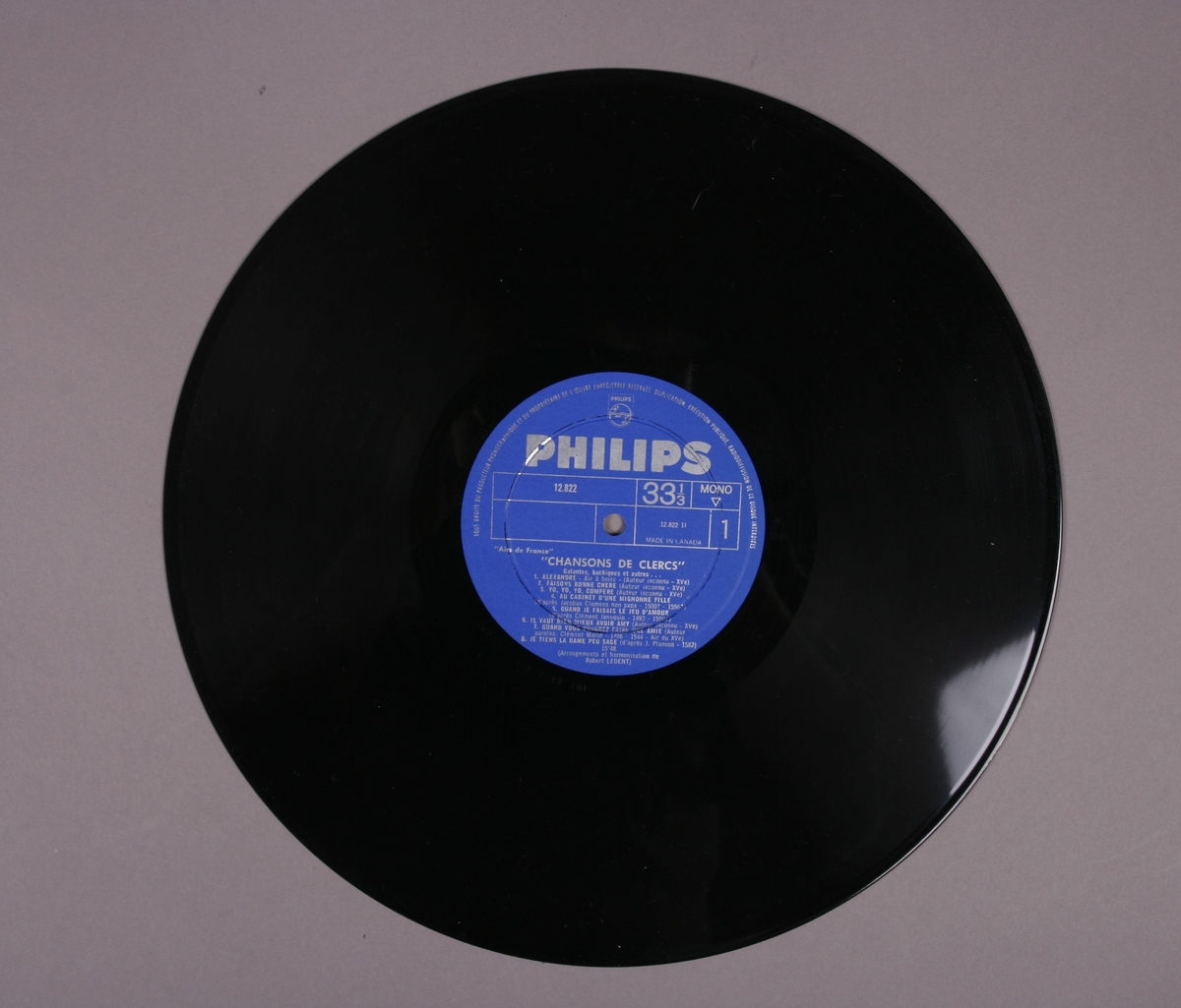 Grammofonplate i svart vinyl og plateomslag i papp. liten påskrift på baksiden av plateomslaget. Plata ligger i en uoriginal papirlomme med plastvindu, stemplet "Angel Records". Påskrift på ene siden av papirlommen (se bilde).