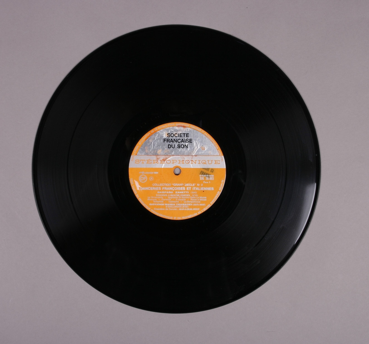 Grammofonplate i svart vinyl. Plata ligger i en uoriginal papirlomme med plastfôr, stemplet "Angel Records". Ligger ved et håndskrevet notatark (se bilde)