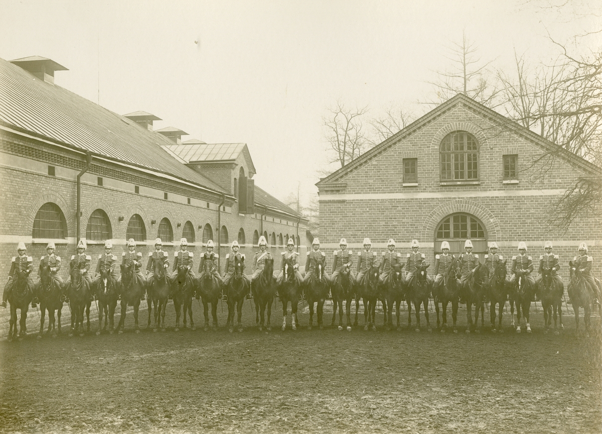 Grupporträtt av furirskolan vid Livgardet till häst K 1, 1920-1921.
