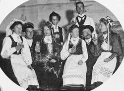 Personer, bunad. 
scenebilde fra Renheim. f. v. Sigrid Hels