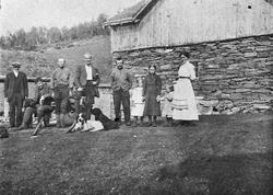 Personer foran steinfjøs