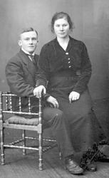 Brudebilde av Kristoffer Enoksen, Valvåg og Agnes Olsen, Sta