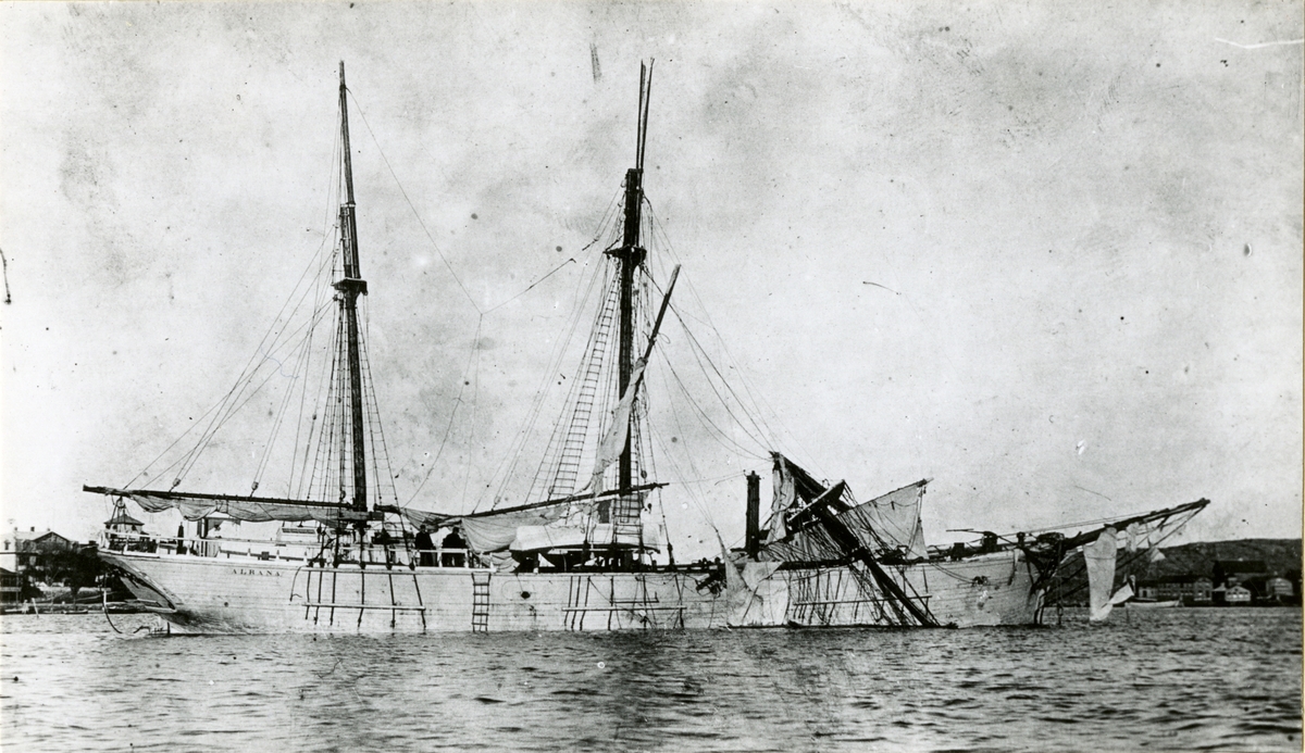 Skonnert 'Alrana' (b.1885, Svingodden Verft (Olsen), Arendal, Norge), - med knukket mast.
