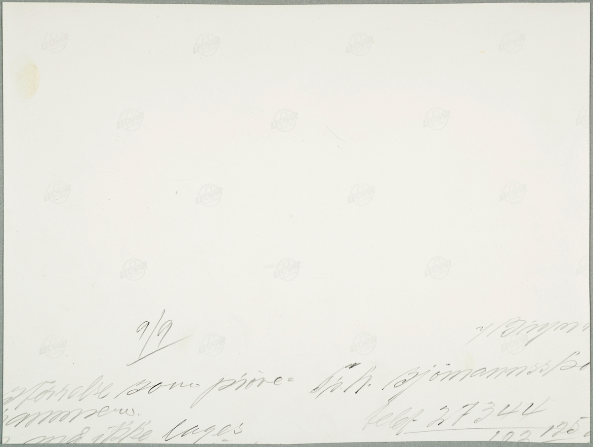 Klassebilde av elever og lærere ved Radioavdelingen ved Trondheim Sjømannskole 1952-53. Skolebygningen sentralt i motivet.