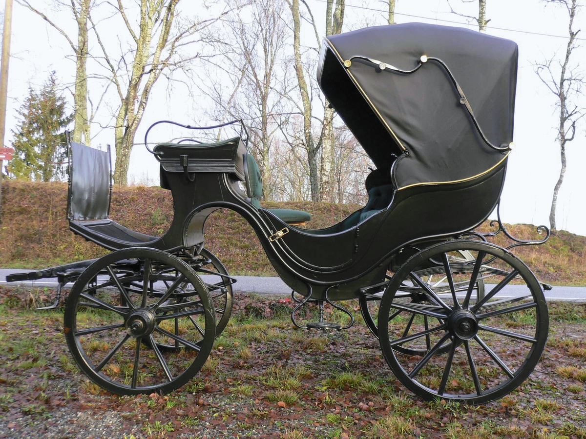 4-hjuls vogn med kalesje for to hester til persontransport. Fast kuskebukk, hovedsete og motsete med lokk. Fast kalesje. To lave dører.