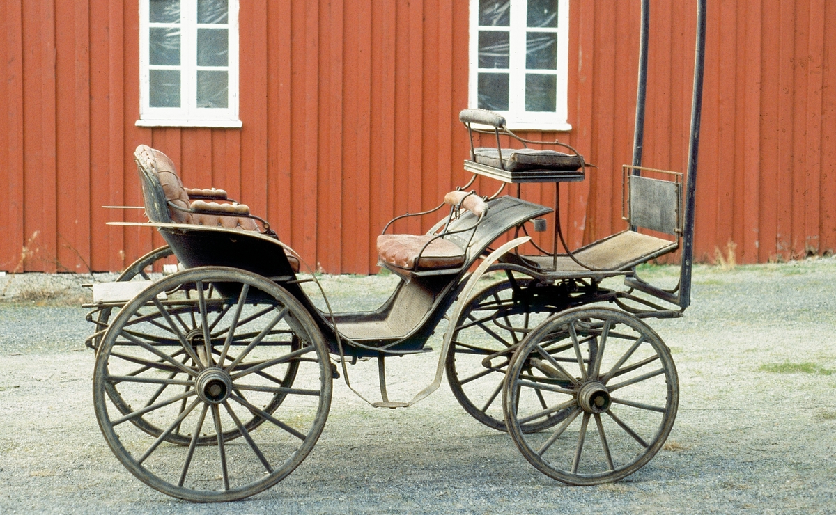 4-hjuls vogn for én hest til persontransport. Hovedsete og mindre motsete. Avtagbar kuskebukk. Avtagbar kalesje.