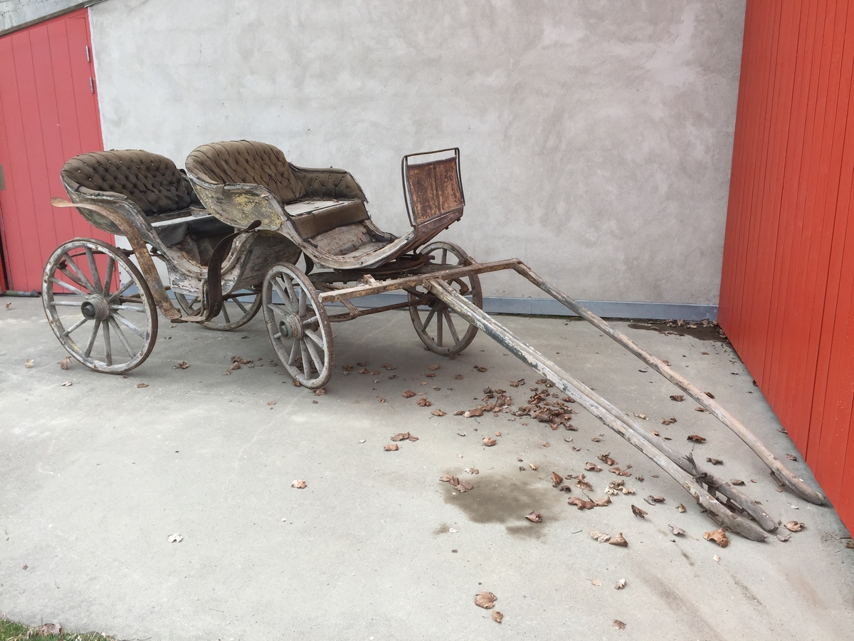 4-hjuls vogn for én og to hester til persontransport. To identiske seter med svungen fasong.