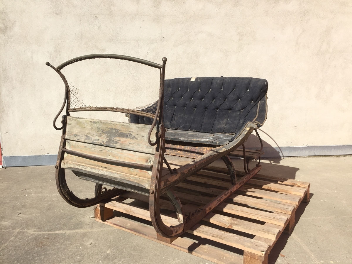 Slede for én hest til persontransport. Ett hovedsete  med svungen fasong for to personer. Hundsvott (sete) bak.