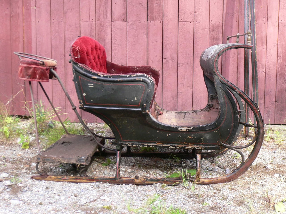Slede for én hest til persontransport. Ett hovedsete  med svungen/utkraget fasong for to personer. Hundsvott (sete) bak.