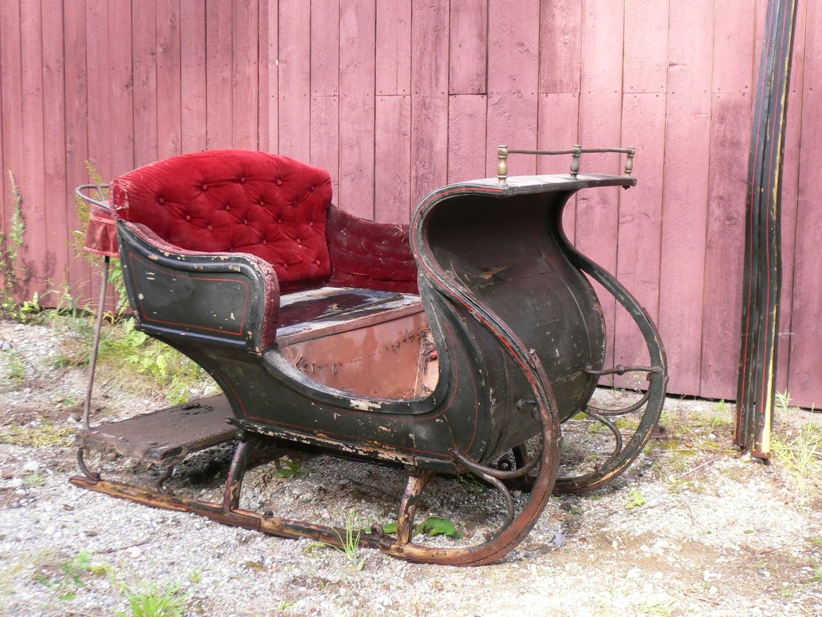 Slede for én hest til persontransport. Ett hovedsete  med svungen/utkraget fasong for to personer. Hundsvott (sete) bak.