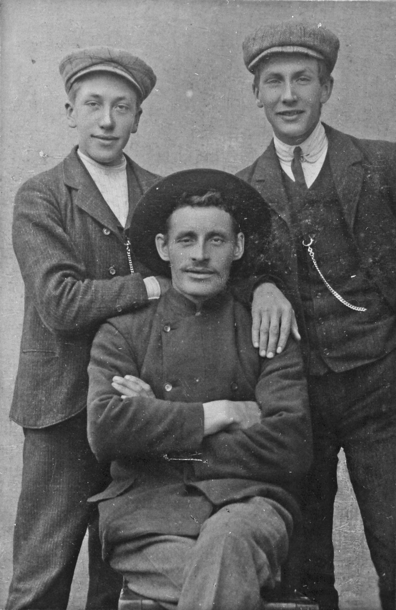 Portrett av tre unge menn.
