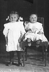 Portrett av to småjenter. Anna og Olga Myrhaug.