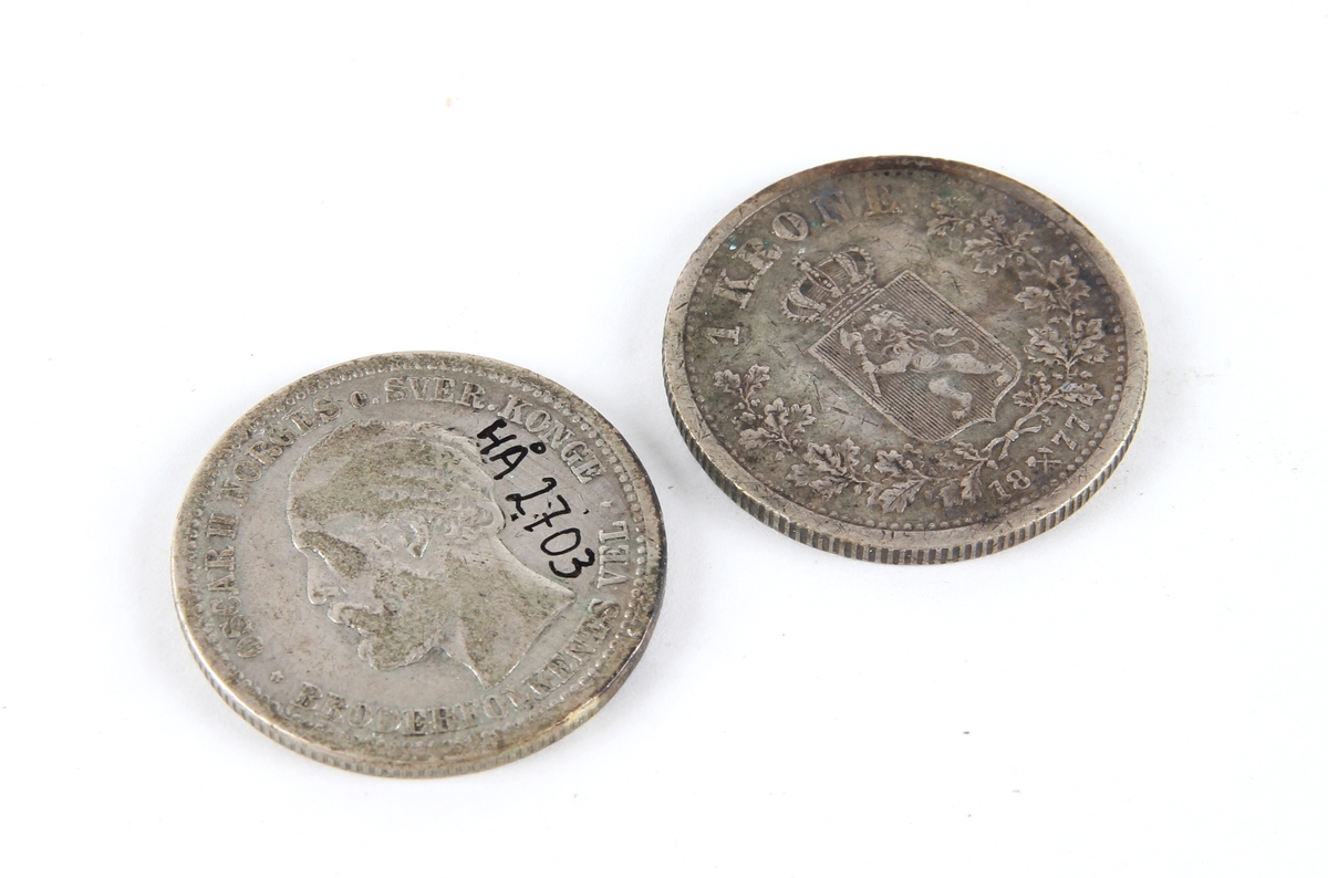 To svensk/norsk en kroner fra ulike årstall Den ene fra 1875, den andre fra 1877.