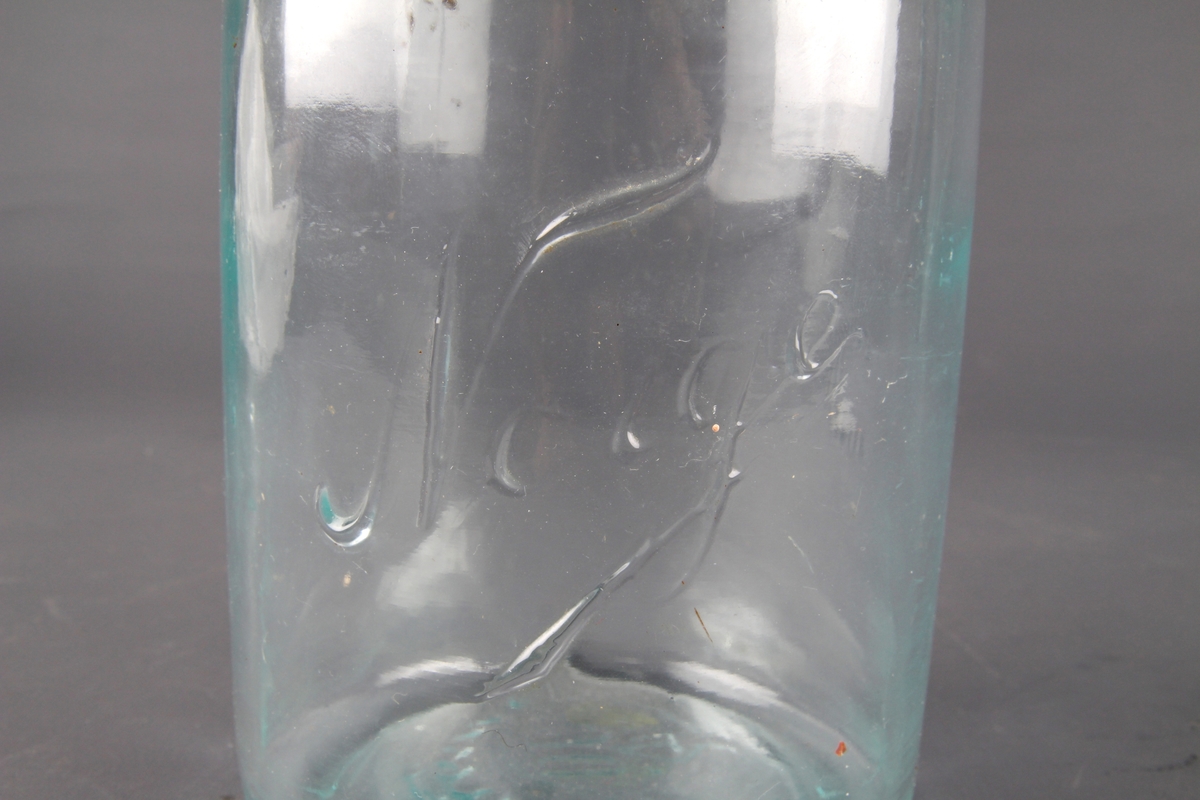 Glasskrukke med støpt påskrift