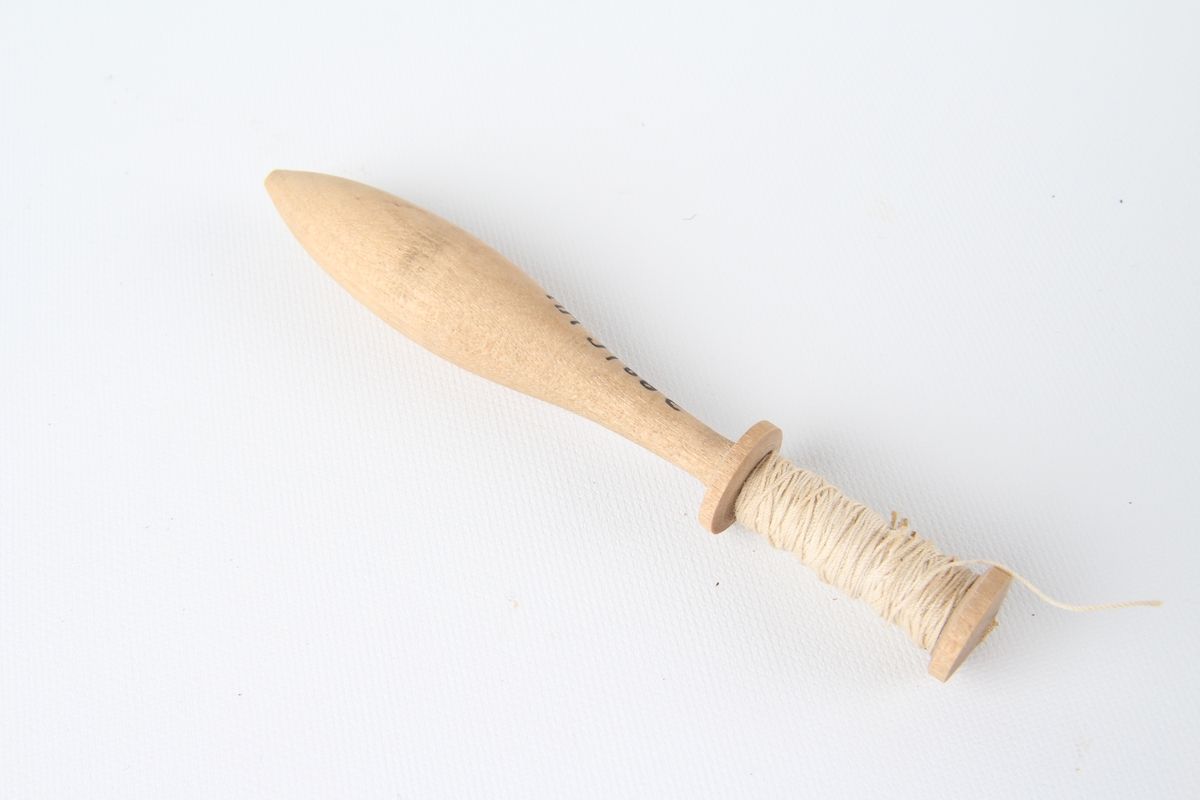 Kniplepinne brukt til å festa i enden og rulla tråd på ved kniplearbeid.