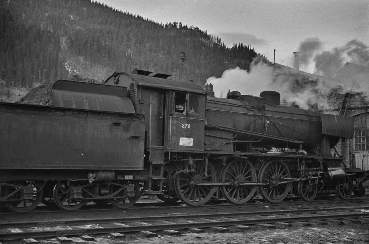 Damplokomotiv type 30a nr. 272 ved lokstallen på Støren stasjon. Blant lokomotivpersonalet ble lokomotivet benevnt "Prinsessa".