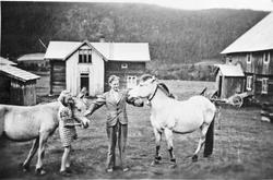 Mann og kvinne med to fjordinger. Olga og Lars Noreng