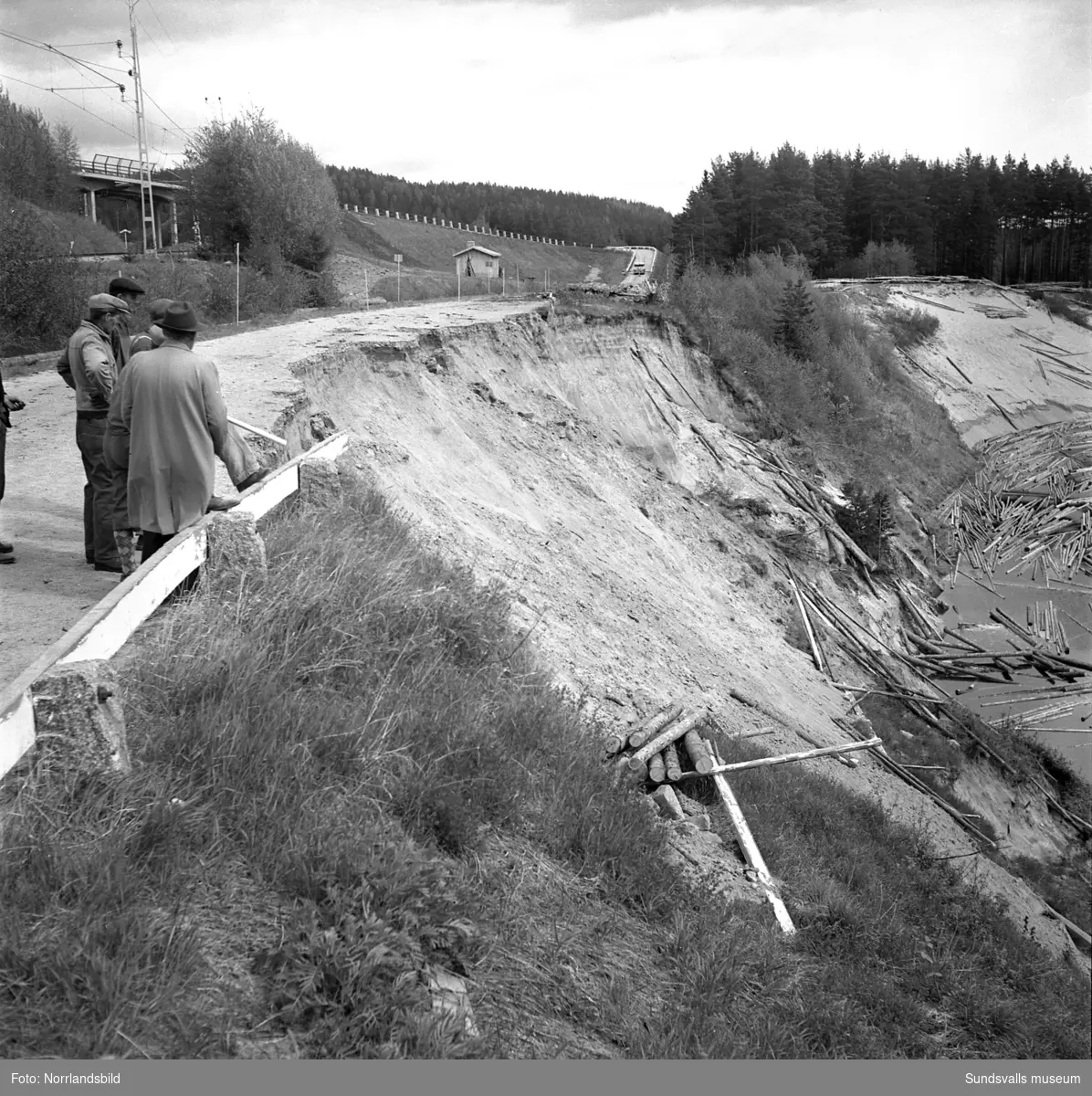 Jordmassor rasar ner i Ljungan vid Hällsjö, öster om Nedansjö, på grund av dämningar vid bygget av Skallböle kraftverk.