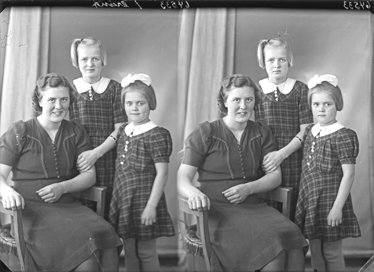 Portrett. Familiegruppe på tre. Søstre. Ung kvinne, pike og ung pike. Bestilt av Sigfrid Stueland. Sveio.