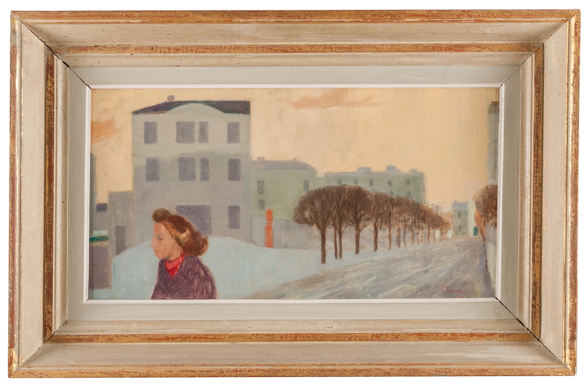 Vinterbild, gata med träd på sidan samt huskomplex, t.v. i förgrunden överkroppen av en barhuvad flicka med röd halsduk. Montering i originalram.