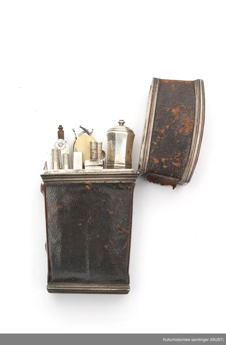 Fruktkurv, blomster og bladmotiver.