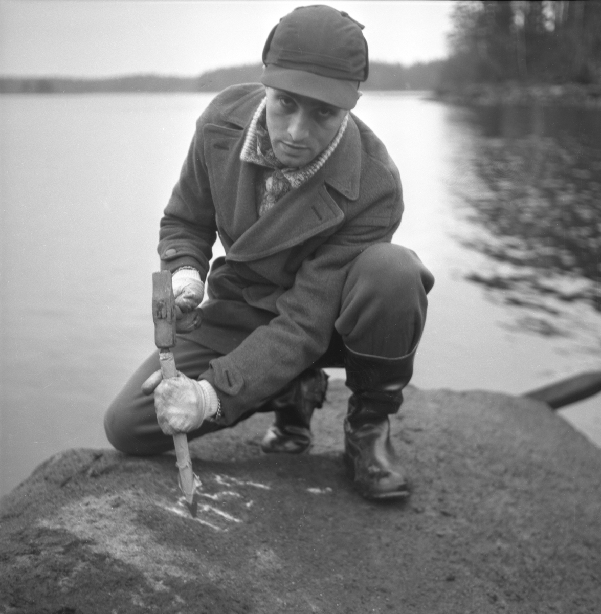 Sten-Örjan Karlsson ristar in årtalet 1959 i den så kallade Nummerstenen i sundet vid Klevberget vid Storsjön, Gammalkil sn. Stenen är bara synlig bara vid sällsynt lågt vattenstånd. Tidigare har årtalet 1850 ristats in.