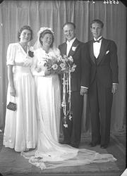 Portrett. Brudefølge. Brudpar med forlovere. Bestilt av Sver