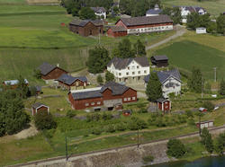 Gården Hundorp nedre ved jernbanen, Hundorp Sør-Fron. Bygnin