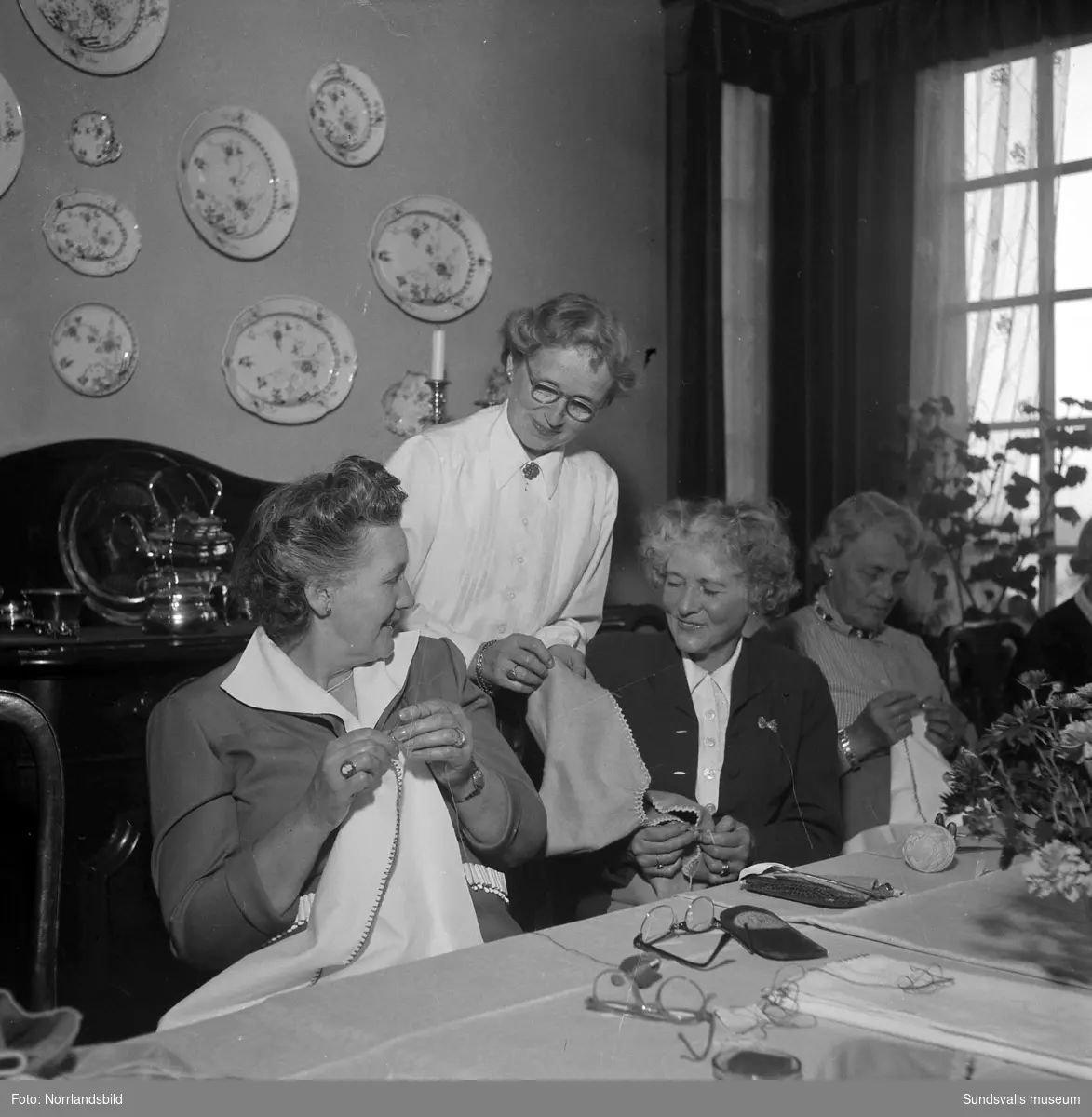 Hjälpkommittén för Tysklands barn. Handarbetande kvinnor i en vacker matsal.