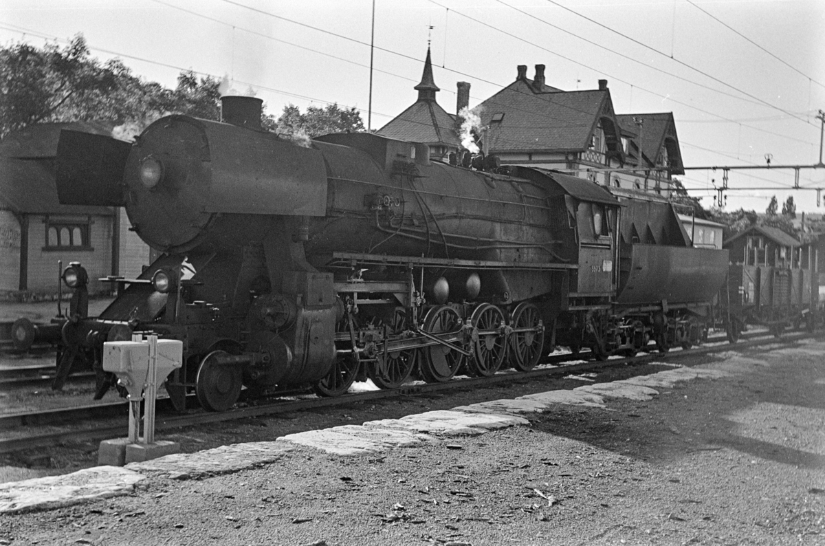 Godstog fra Gjøvik til Oslo på Gjøvik stasjon. Toget trekkes av damplokomotiv type 63a nr. 5573. Dette var et av de siste godstogene trukket av damplokomotiv før Gjøvikbanen ble åpnet for elektrisk drift.