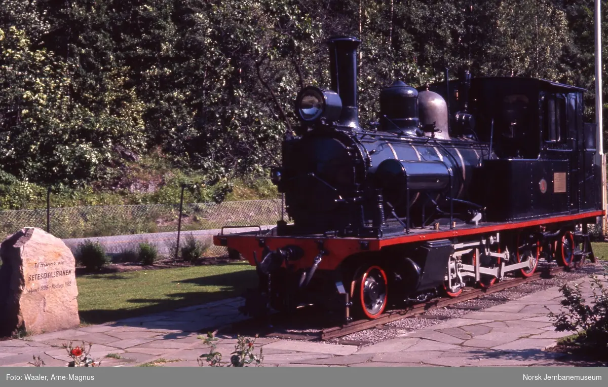 Setesdalsbanens lokomotiv type XXI nr. 1 utstilt på Grovane stasjon