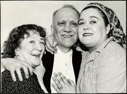 Arvid Nilssen flankert av Lalla Carlsen og Kari Diesen.