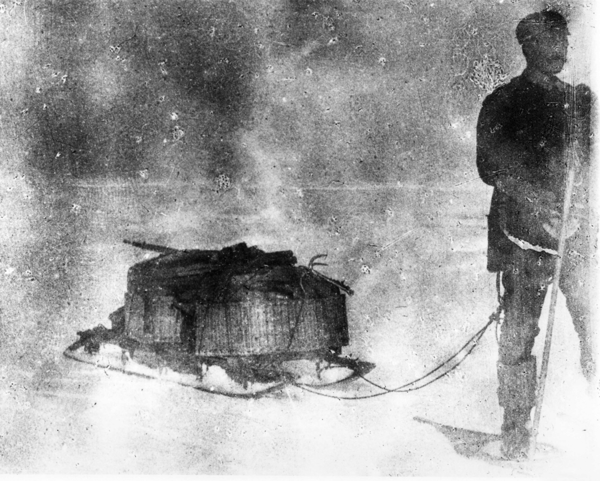 Oretuscherad. Isvandringen. Nils Strindberg med snöskor drar en släde. Reprofotografi av gm.III-78.