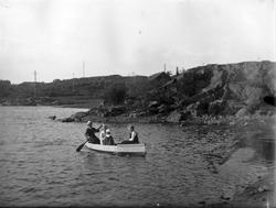 Båt med fire personer - familien til fotografen H.P. Lauritz