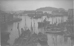 Utsikt fra østre Korsahaug i Ålesund mot nord. Valderøya i b