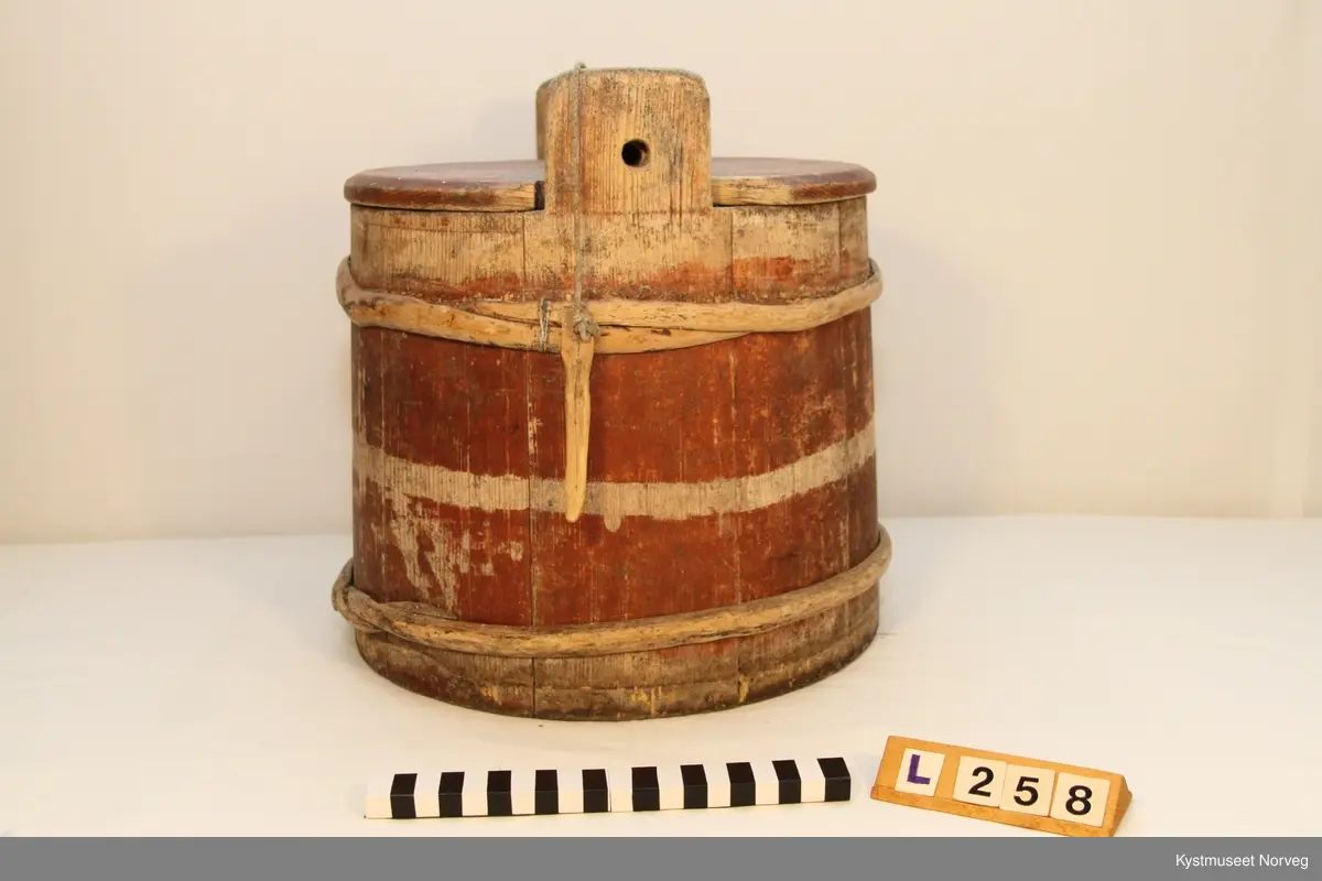 Ambaren er satt sammen av staver. To av stavene laget litt lengre for å få skåret ut feste for håndtaket. Håndtaket er festet til lokket. Ambaren blir holdt sammen av einerbånd. I lokket henger det en trepinne som utgjør låsmekanisme for lokket. Lokk og bunn er skåret ut av et helt trestykke