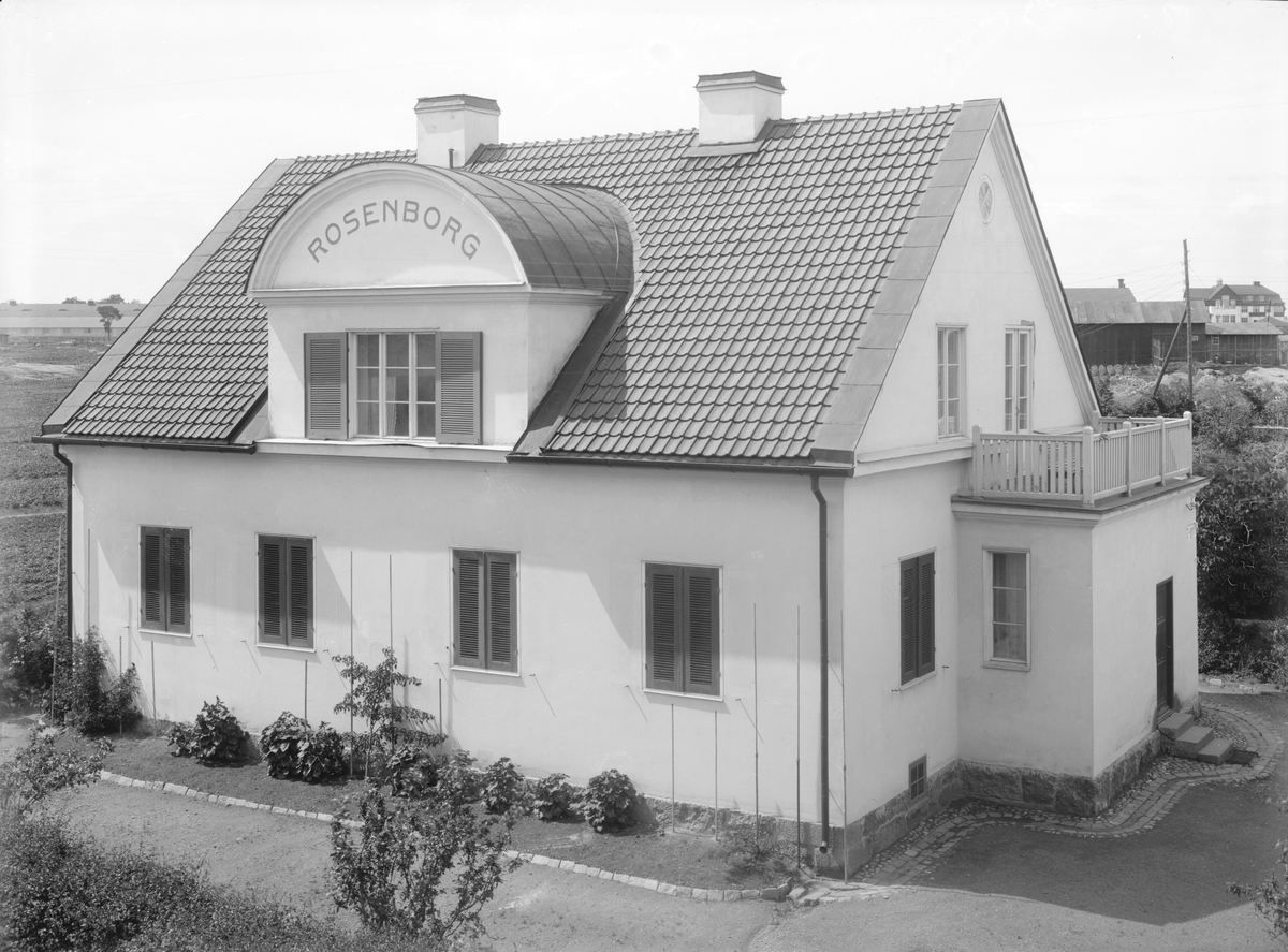 Rosenborg i Linköping. Uppförd omkring 1875 som bostad för fläskhandlare Johan Fredrik Banck med familj. Sonen Per Oskar kom senare att förena sig med slaktaren Nils Johan Nilson och bilda det framgångsrika charkuteriföretaget Banck & Nilson.