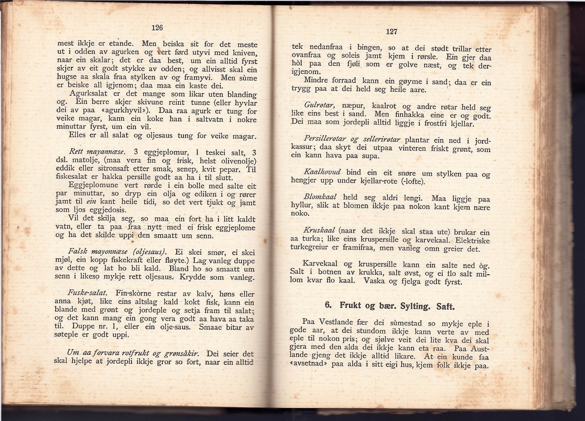 Bok med tittel "Heimestell", skrive av Hulda Garborg.  Boka har 189 sider.  Boka tar føre seg Helse, Mat og Husråd. Frå s.22 til s.110  handlar det om ulike matrettar. Fleire kløverblad er pressa og ligg mellom sidene. Ein kvittering frå posten på motteke og betalt "Magne Barneblad" kr.3,- ligg også mellom to sider.