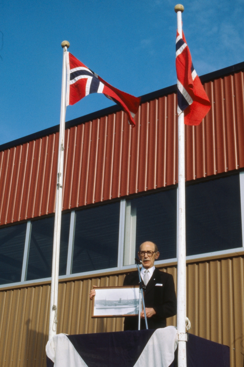Hans A. Gangsaas på talerstolen under Havnemessen i 1980.