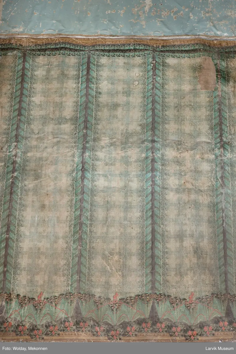 |Tapeten er påmalt tapetborder og brystning. Fra Hovland gård i Larvik.
Den øverste, brede borden: Gerlander/draperi med blomsterranker.
Den nederste, smalere borden: Tekstilbord med blomster. Øver døren til høyre: Stillebenmotiv med blomster og frukt.