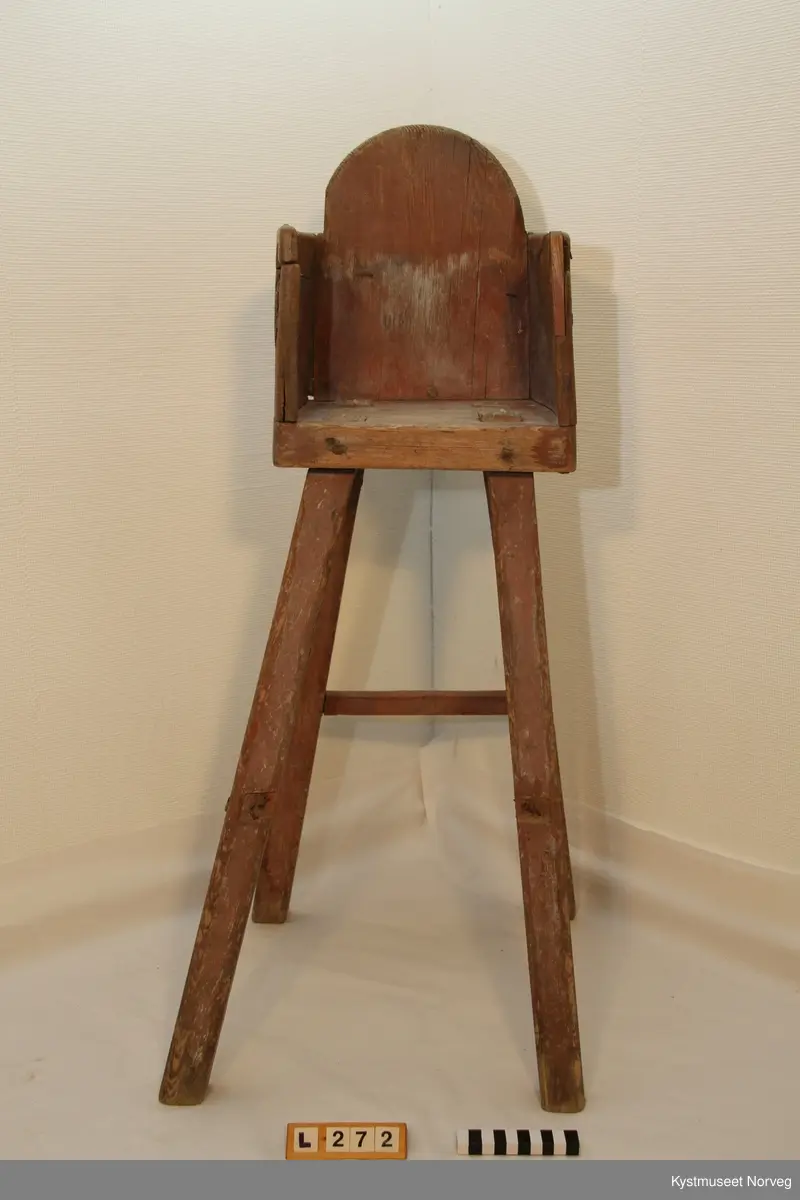 Stolen er velbrukt, og er ganske ustødig. Det mangler tre tverrgående trestykker som skulle holdt beina sammen. Stolen er satt sammen av hele trestykker i setet. Sidene har hull for å feste skinn eller tau, slik at barnet ikke skal falle ut.