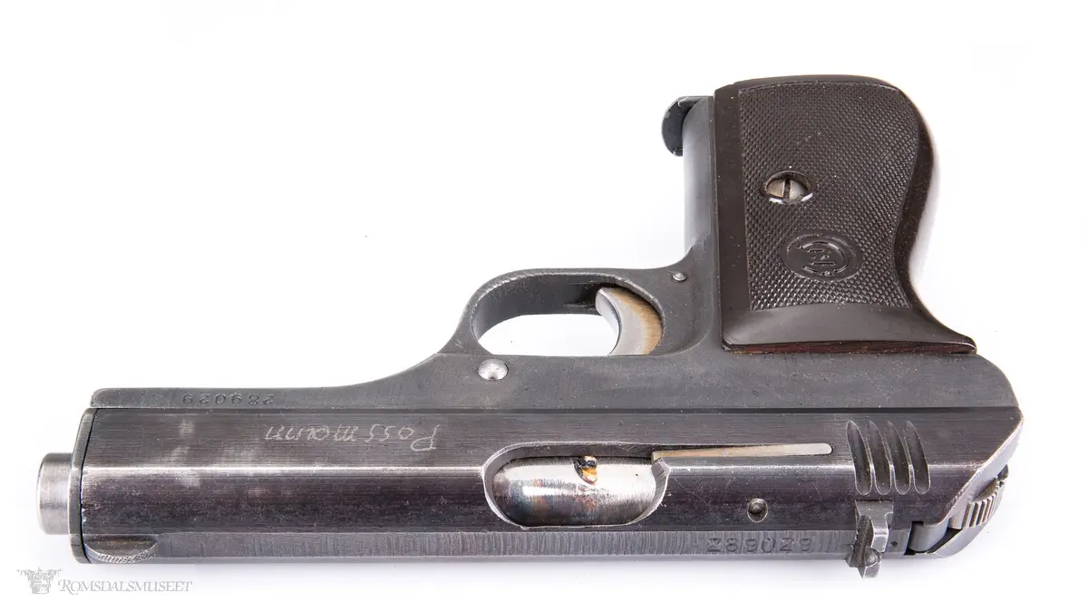 Hakekors på sluttstykket.