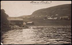 Bebyggelse i Samasjøen, fotografert fra sjøsiden.