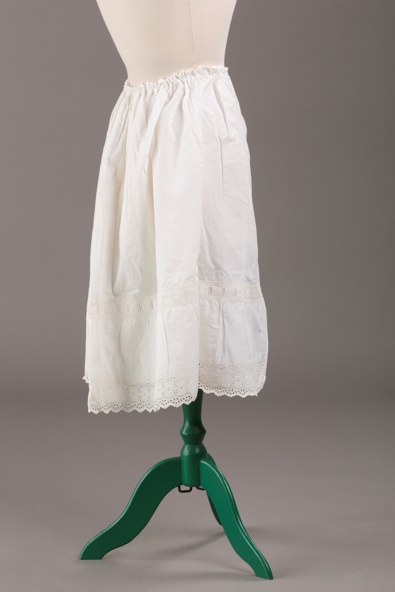 Form: Sydd sammen av seks høyder av ulik bredde og skjæring, blondekant, hullsøm, strikk i livet,