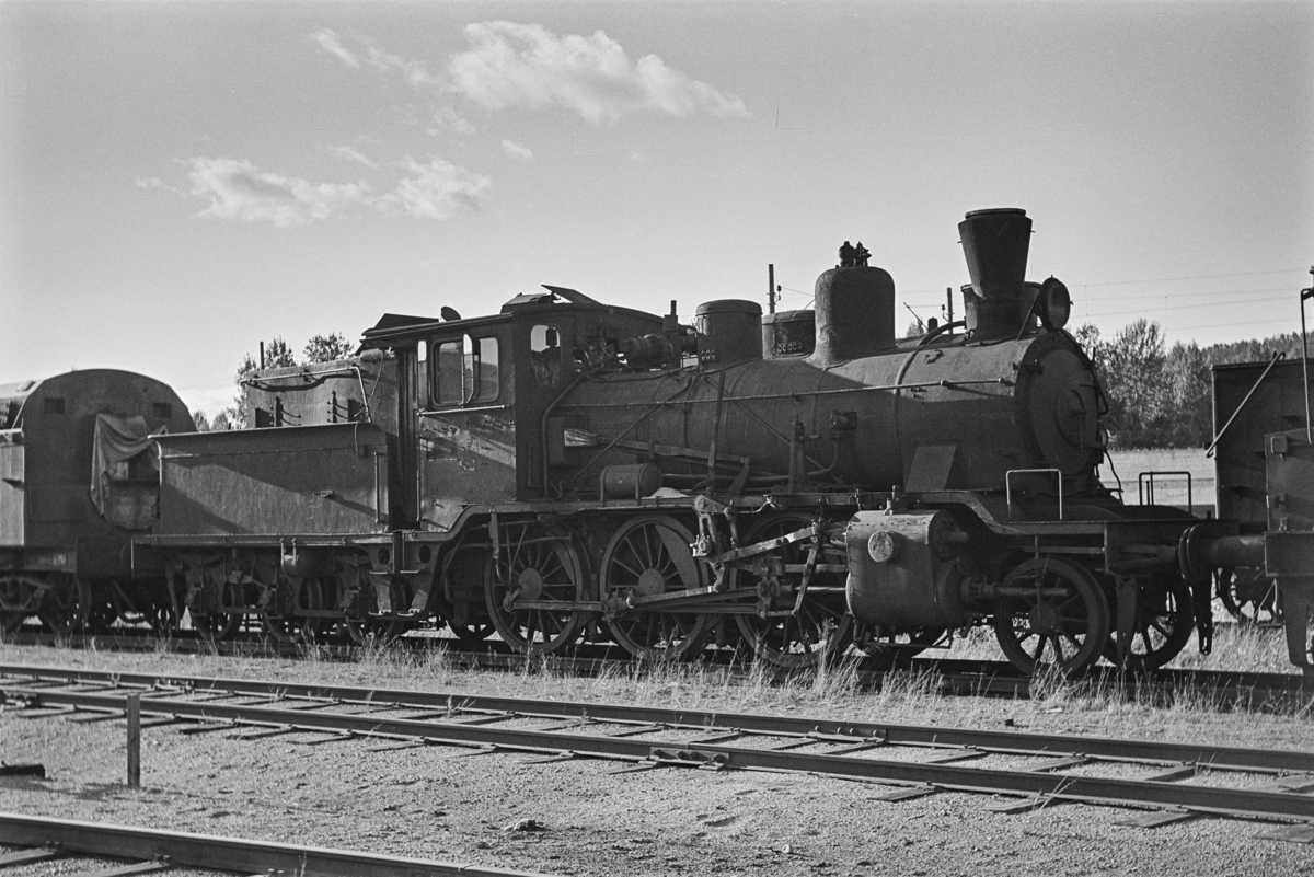 Damplokomotiv type 21c nr. 374 hensatt for opphugging på NSBs verksted på Grorud.