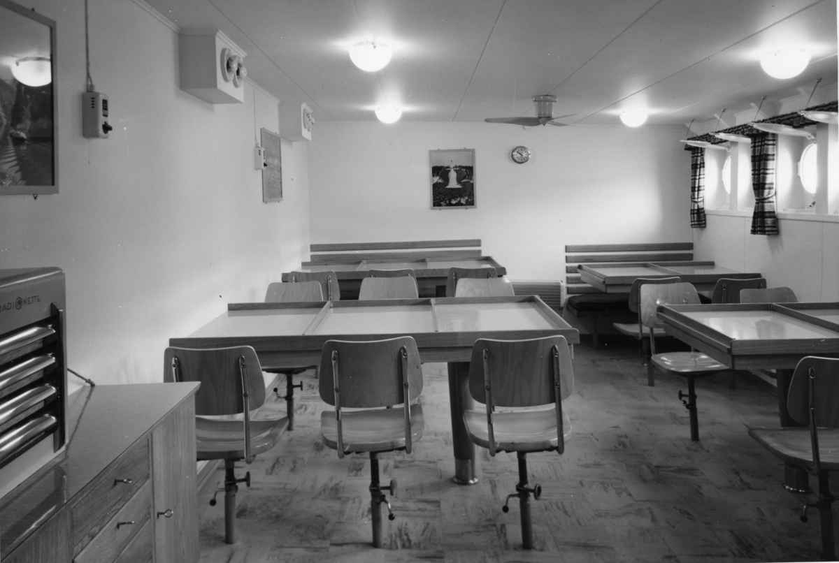 Byggenr. 44 v. Langesund Mekaniske Verksted: Amazonas.

Amazonas ligger ved kai ved verftet og på vannet.
9-17: Nyblin