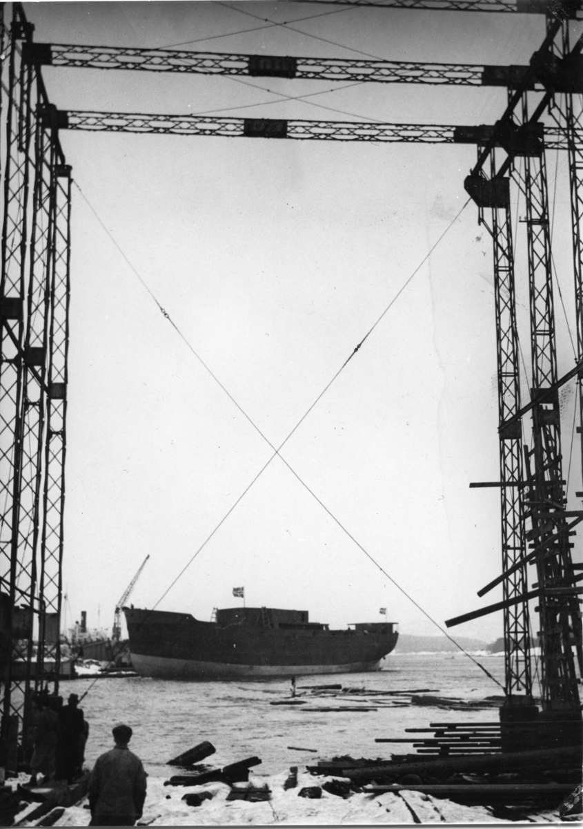 Byggenr. 31 v. Langesund Mekaniske Verksted: Kollbryn
8: "Sakte fart akterover". 
9: "Klar ved winchen".
12: "Kollbryn på slippen 17.5.1951".
13: "Kollbryn ved kaien 24.3.1951".