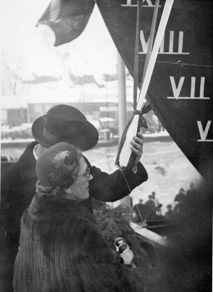 Byggenr. 42 v. LMV: Maria Teresa.
Kvinna som døper båten (med blomsterbukett) er "miss Angela Butts".